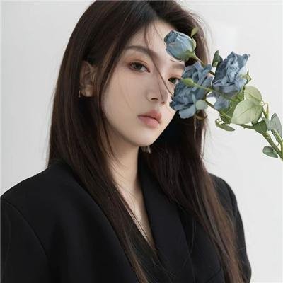 泳池里的男孩